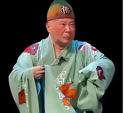 德云社年收入8个多亿，一千多个演员，没一个人敢上去说，这词不能改！以现在郭某刚在