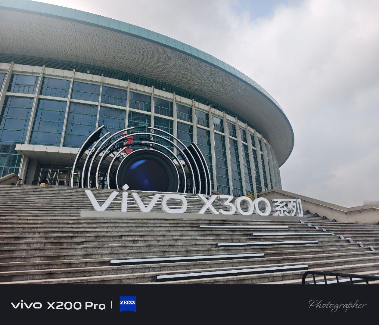 提前来体验vivo X300系列啦！其他的先不说，真机一上手，这手感真的是一绝！