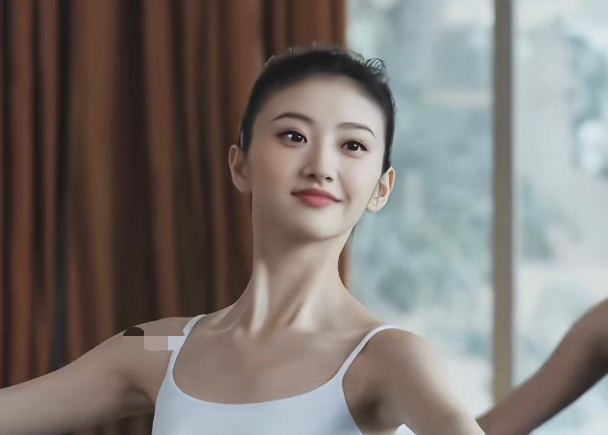 这么漂亮的女孩，
恋爱一定要擦亮眼呀千万离一些人远点。
亲手写下长篇小作文，
将