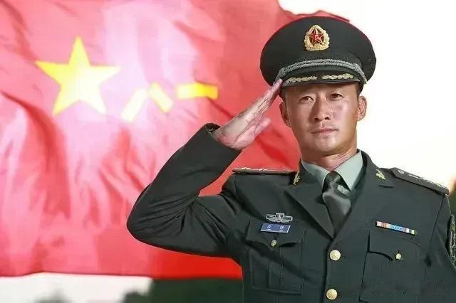 吴京因为这举动，可能惹大麻烦了？

最近，大家有没有关注到吴京最近晒的一张军装照