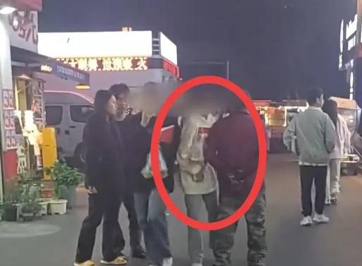 重庆，一女子在某高校附近的商业街闲逛，突然发现前方一名男子多次故意撞击路过的女性