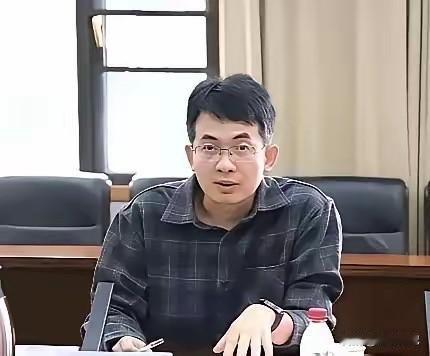 现在全网最坐不住的人，就是安徽大学了。花了大力气挖来的副校长，才一年多就被亲女儿