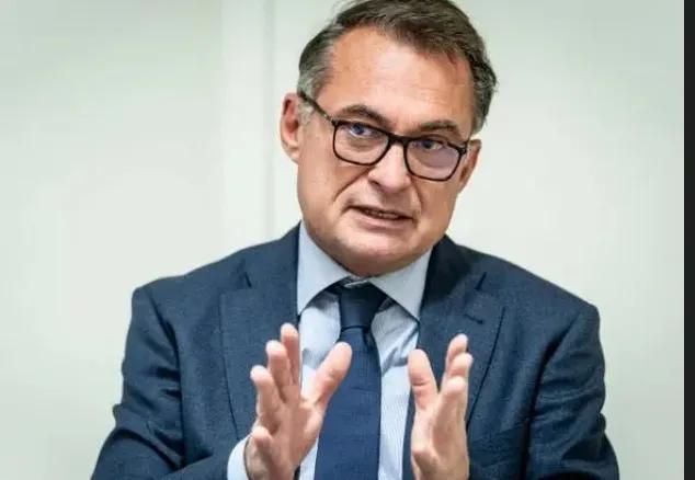 德国央行行长这波“报复中国”的狠话，听着唬人，实则透着满满的底气不足！
 
嘴上