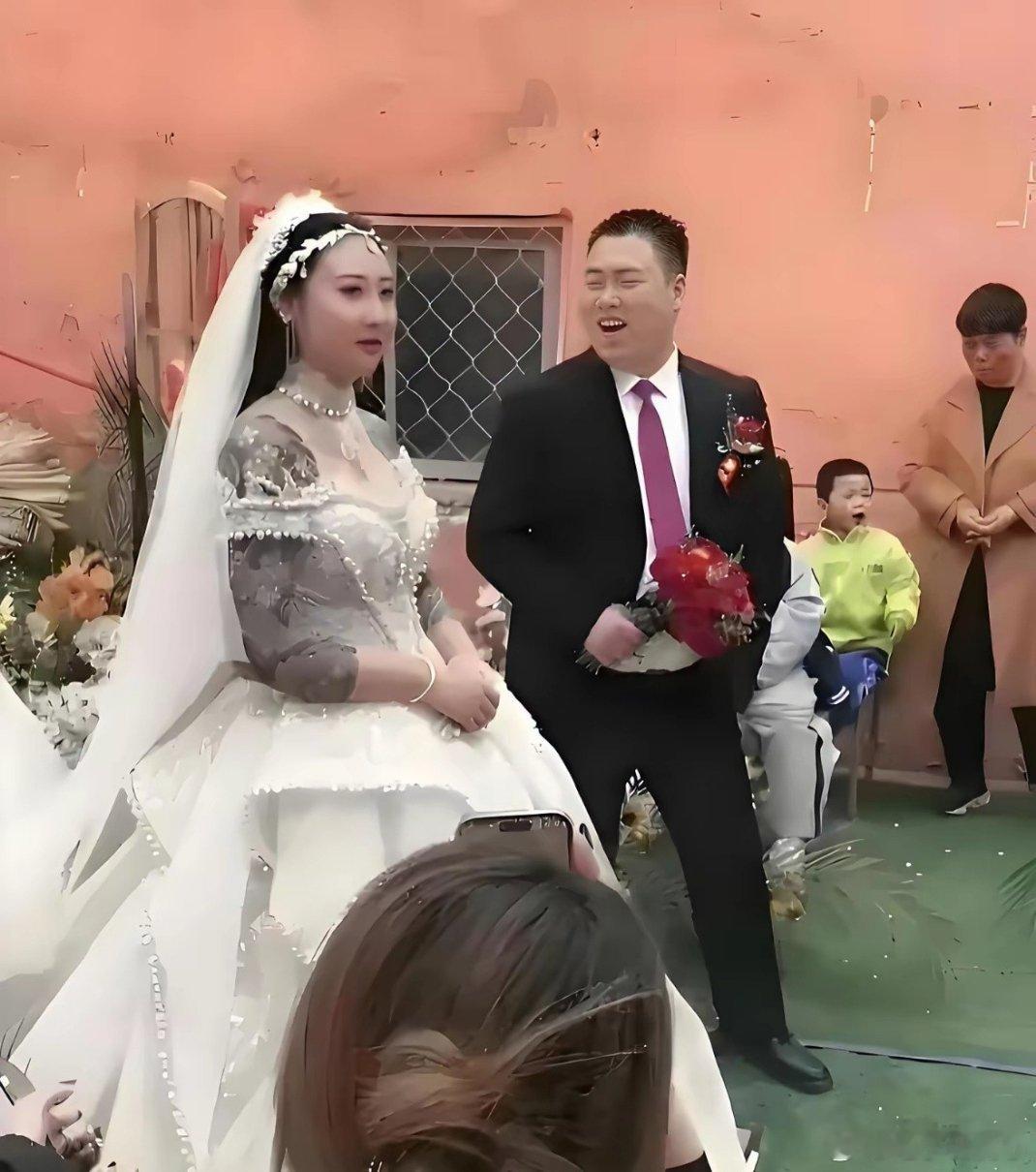 新郎这是娶了个古力娜扎回来啊！新娘气质太绝了。 