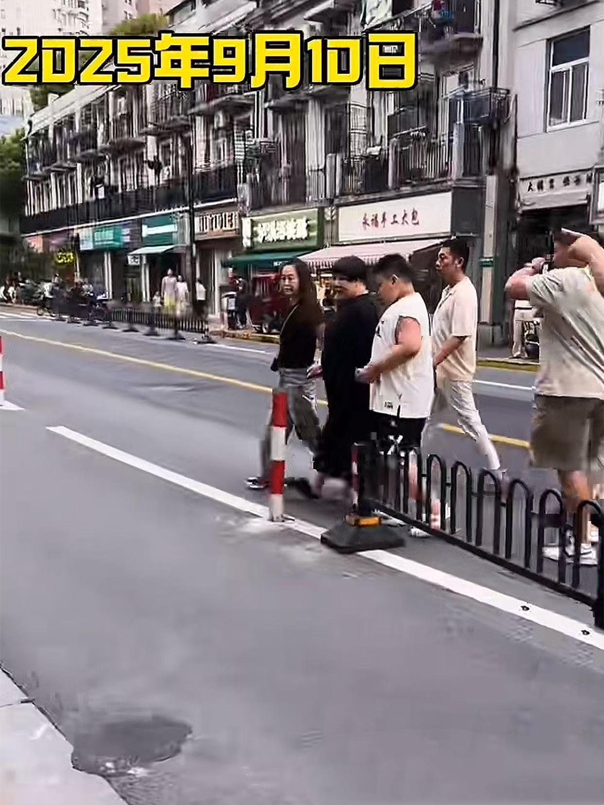 郭汾阳又不上学了吗？看到郭汾阳跟随母亲王惠出现在上海德云社，这样的询问，也接踵而