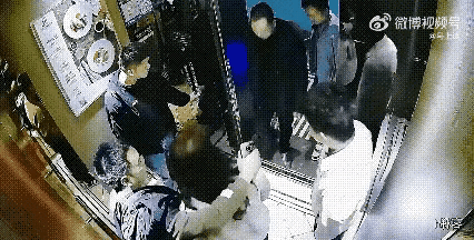 机器人正要进电梯被男子一脚踹倒我在想，万一机器人爬起来揍死他，算不算正当防卫？热