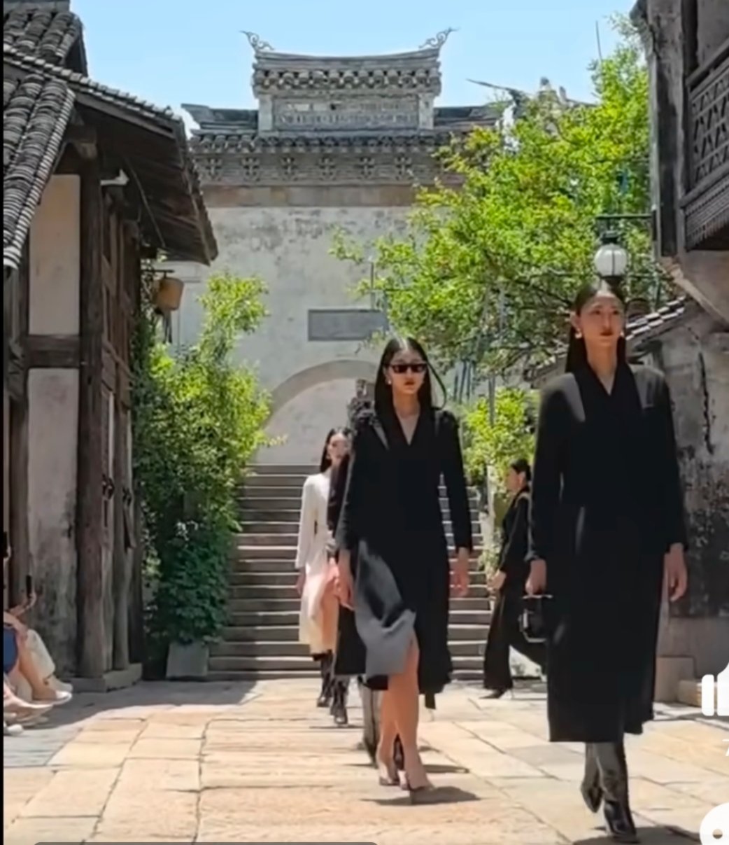浙江的秀场竟然这么阔秀场，时尚不仅仅是服饰的展示，更是一场文化的盛宴。这里的每一