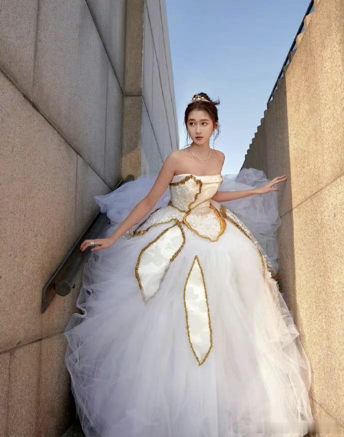 网友说这两张图看起来特别像关晓彤和鹿晗的婚纱照，还真别说，确实有点那个感觉，服饰