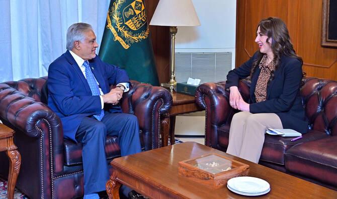 据巴基斯坦外交部报道，当巴基斯坦外长伊沙克·达尔坐在美国驻巴基斯坦临时代办娜塔莉