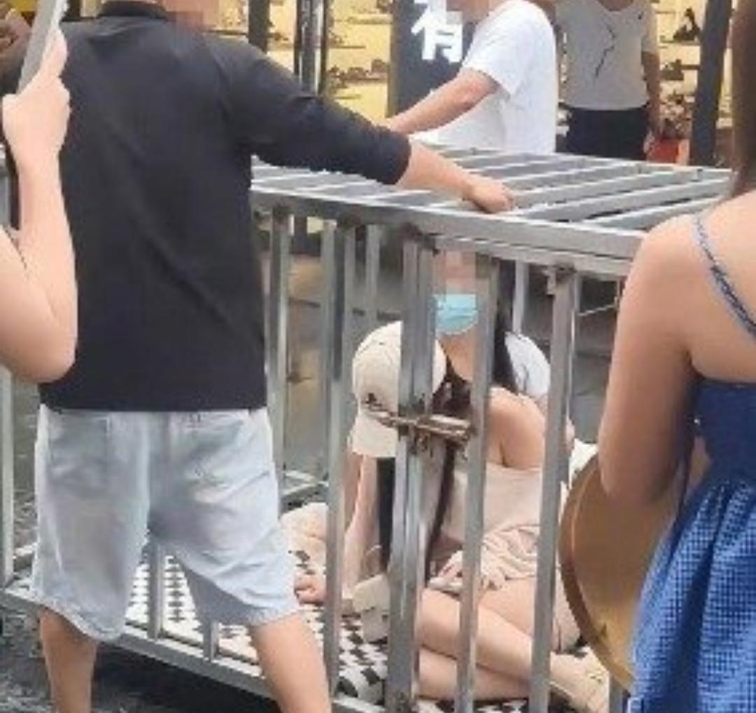 何某低俗摆拍女子被关铁笼游街被刑拘

刷到街头铁笼游街视频，很多人第一时间怒了，
