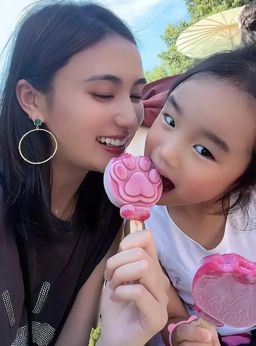 海哈金喜带女儿逛迪斯尼的牙齿，真的让人觉得不是多好看，主要是白过头了，不像是正常
