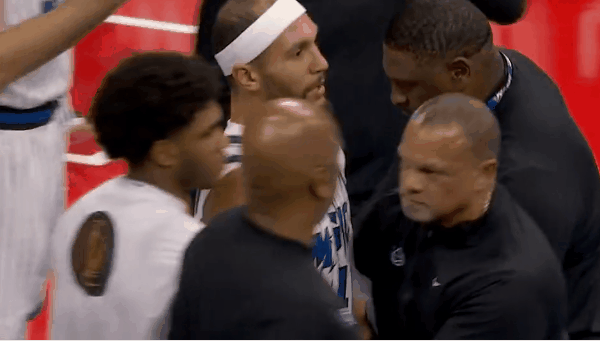 赛季最大规模冲突，四人吃到技术犯规，一人被驱逐



魔术和76人比赛中，出线本