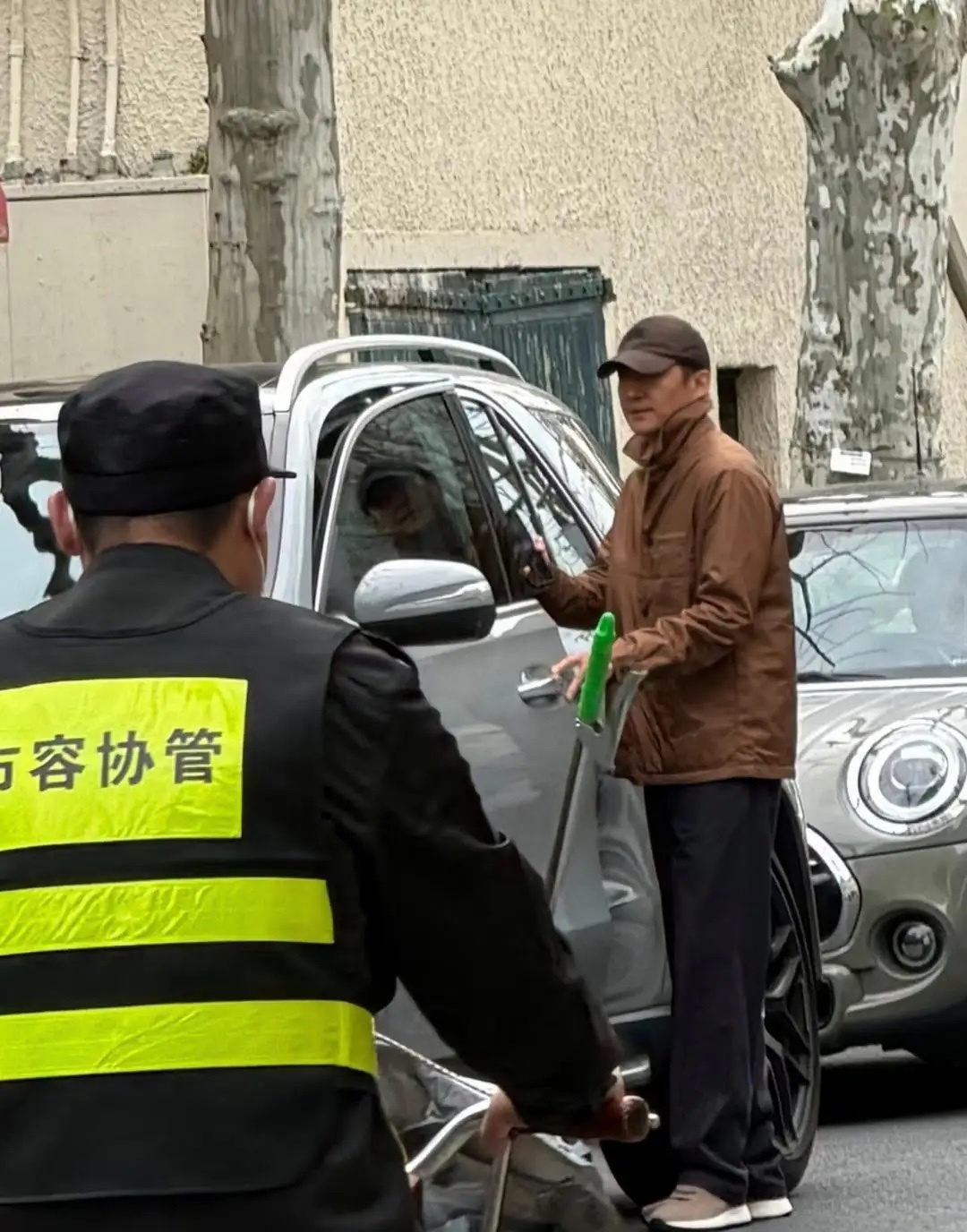 王阳和老婆在上海去接儿子放学，他现实中真人很帅气，他的穿衣打扮时尚有型，身材端正