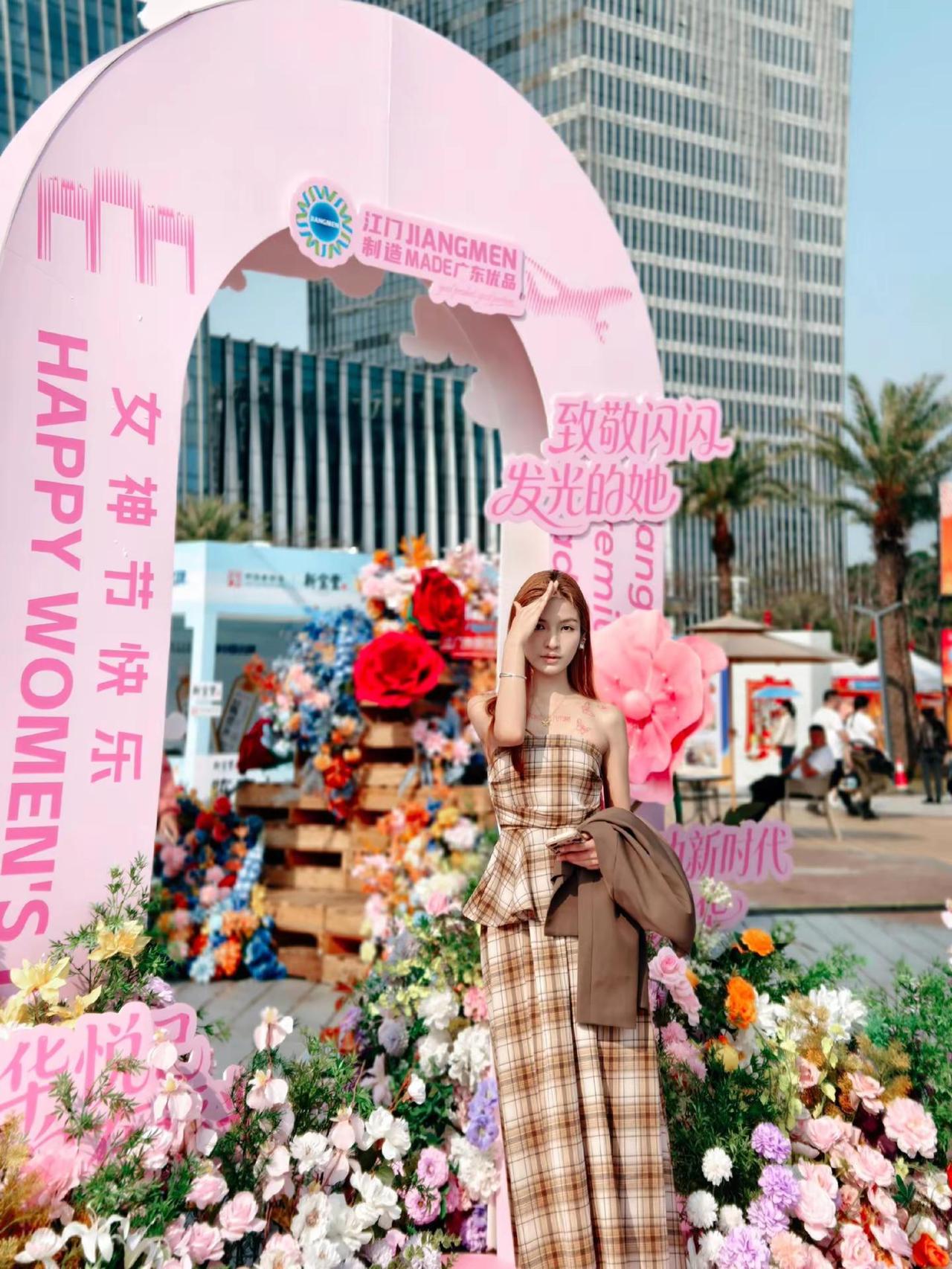 她不属于你的每一刻都很迷人