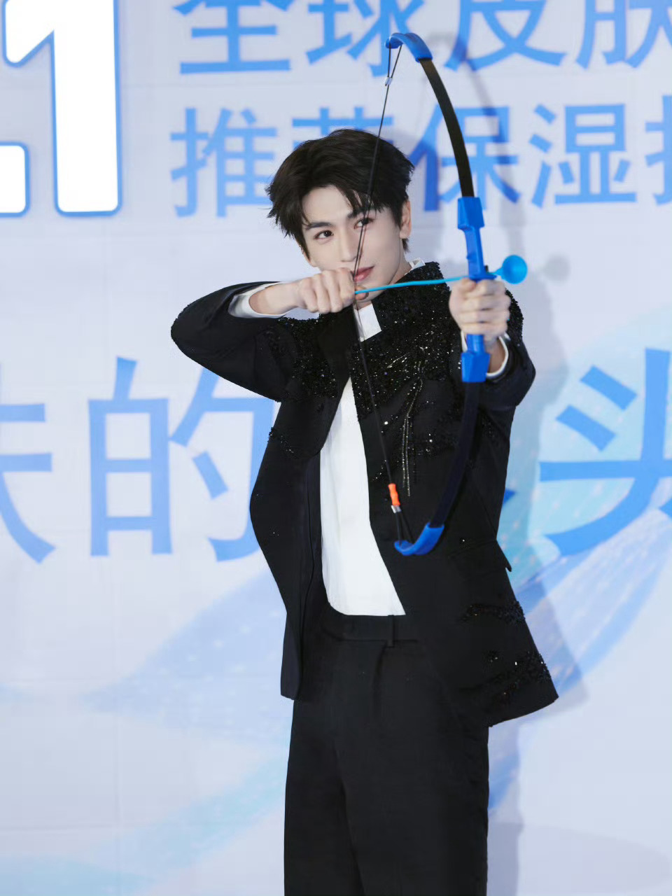 我家爱豆说啥了 “每个人都有自己的至暗时刻，当身处黑暗时，能够救你的只有你自己”