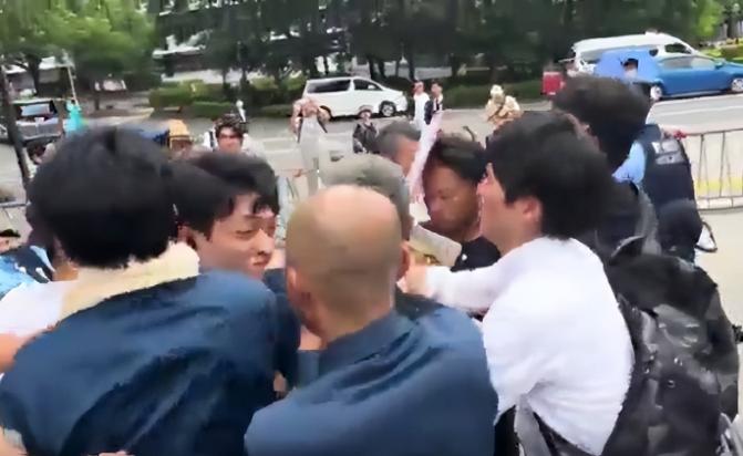 一名台湾男子跑到靖国神社举“反华”标语想递投名状，结果被日本右翼当成“反日中国人