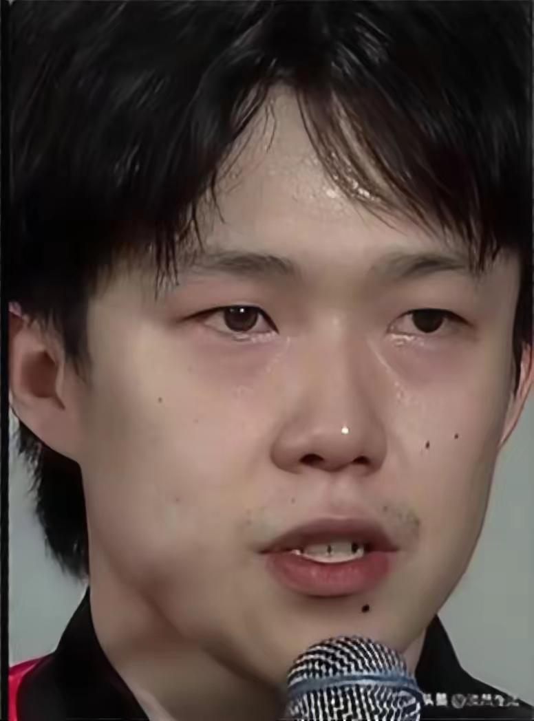 看到这一幕，泪目了！
​“成都混团”中国队8：4战胜德国队，赛后，满脸汗水的王楚