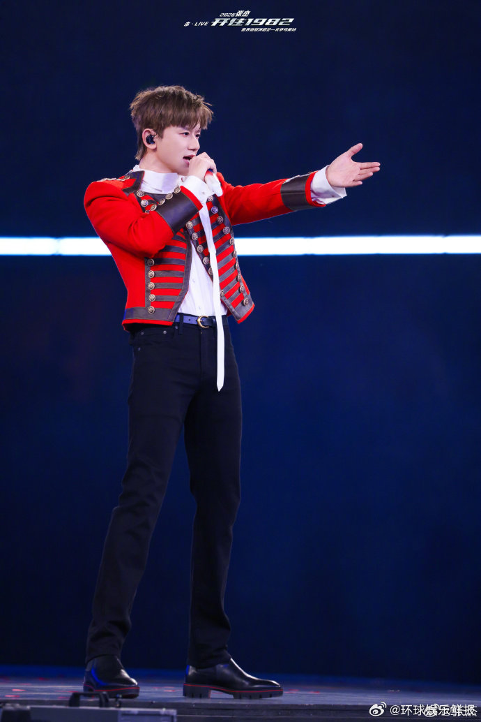 伴舞都跳不动了张杰还在jump张杰这体力真的绝了！伴舞都跳不动了，他还在疯狂 j