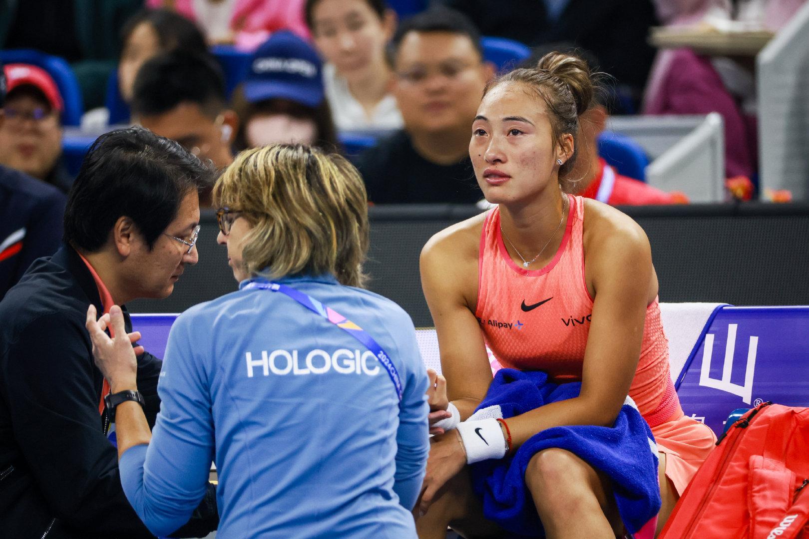 郑钦文在首盘第六局不慎摔倒，手指擦伤。她在赛后提到，主要原因是精力不够集中。“其