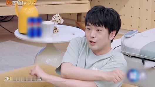  刘大锁[超话]大锁说何炅能看到坐在桌边的人我们的宿舍救命！何炅的细节温柔杀疯了