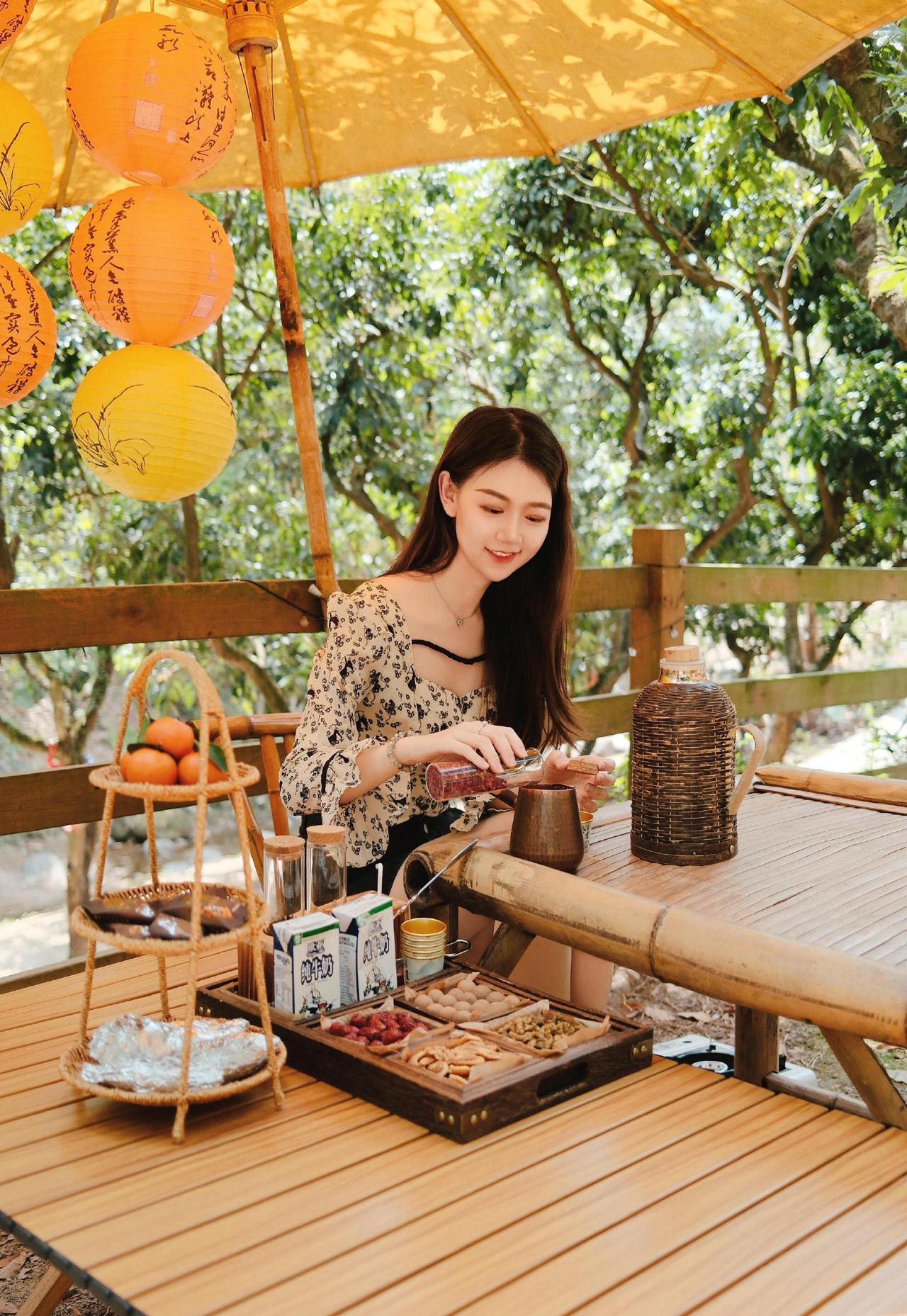 这套穿搭是“甜酷碎花+简约下装”的组合，和喜庆的场景适配度很高：
 
- 上衣选