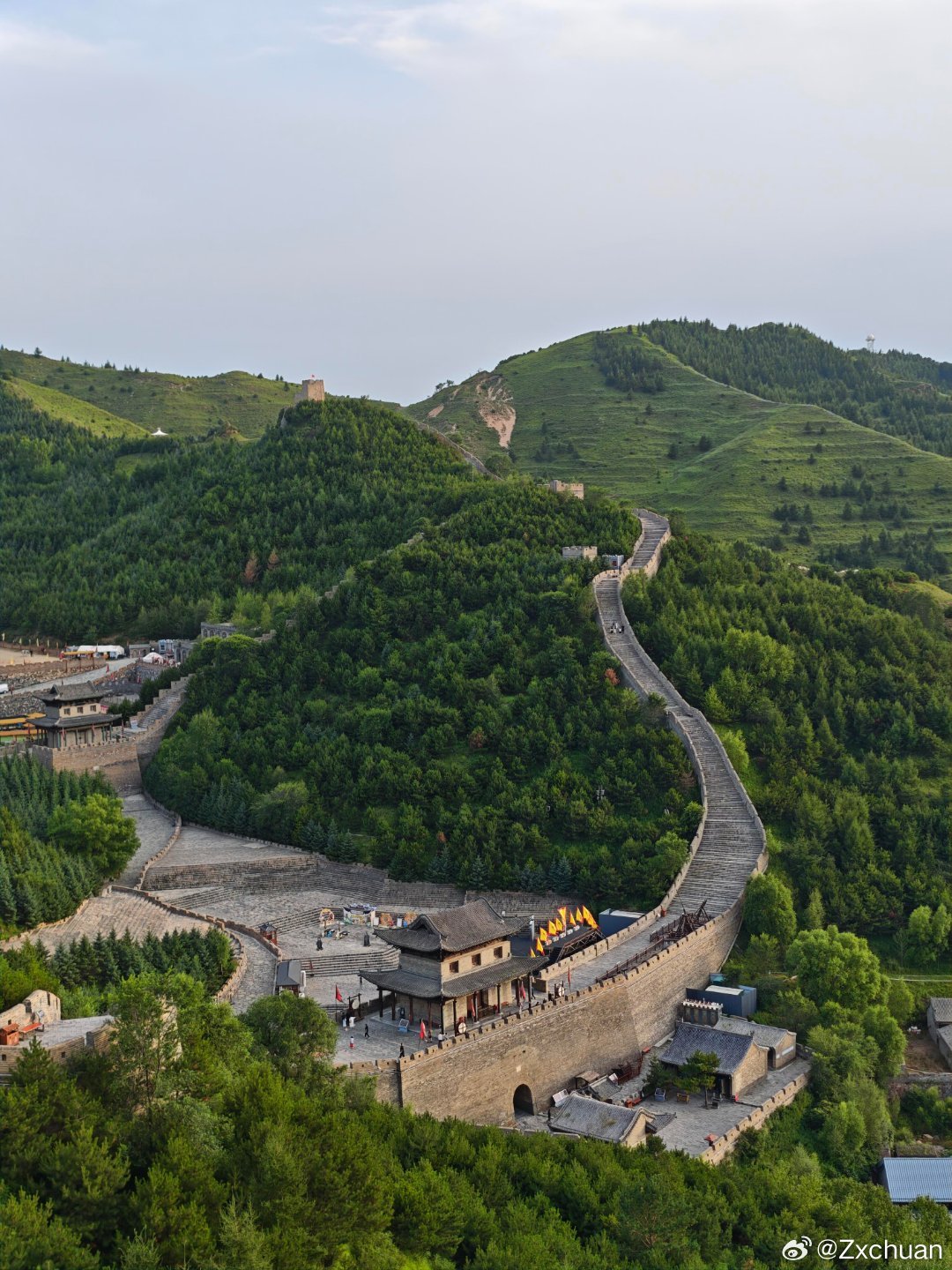 山西的夏天不用开空调大同夏天的气候太友好，看完宏伟的云冈石窟，傍晚在街上散步，风