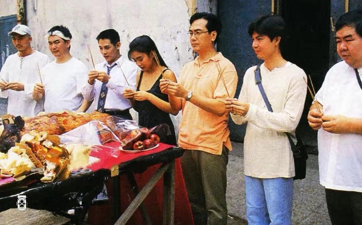 人间烟火气，最抚凡人心。当年的杰哥真帅气，知道这是哪部电影的开机仪式吗？你认识几