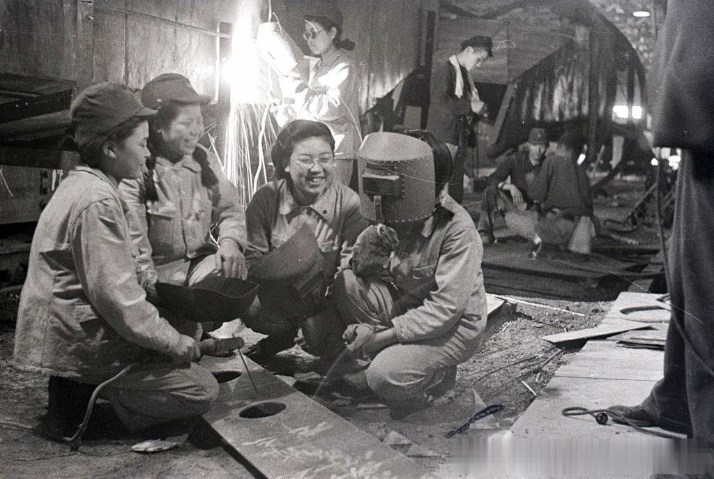 1943年日本，在小仓市陆军兵工厂内实习的一群女学生 ​​​。
小仓在今天的福冈