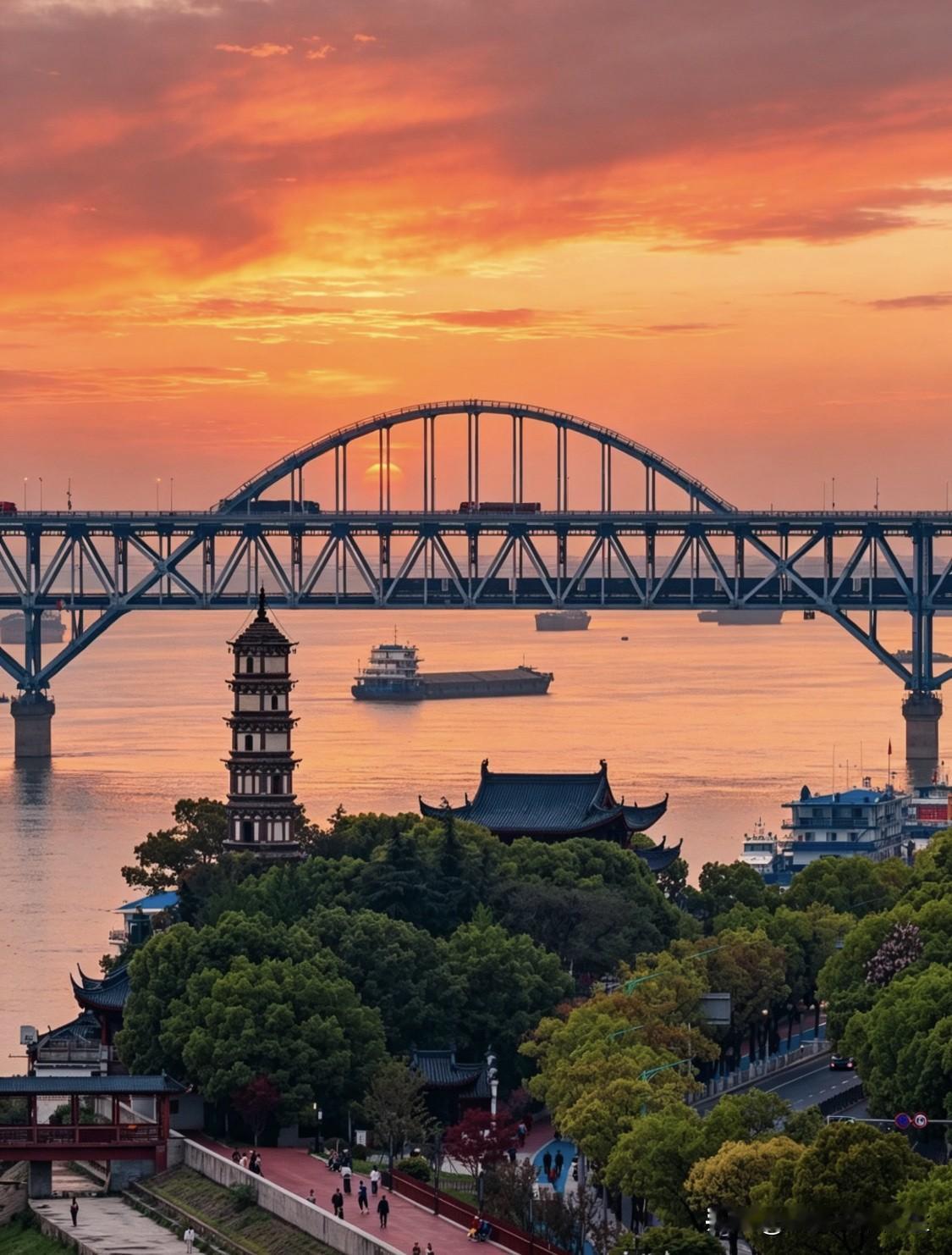 心理学家说：“心理学上有个词叫：螃蟹效应。永远要记住，和周围人搞好关系的秘诀就是