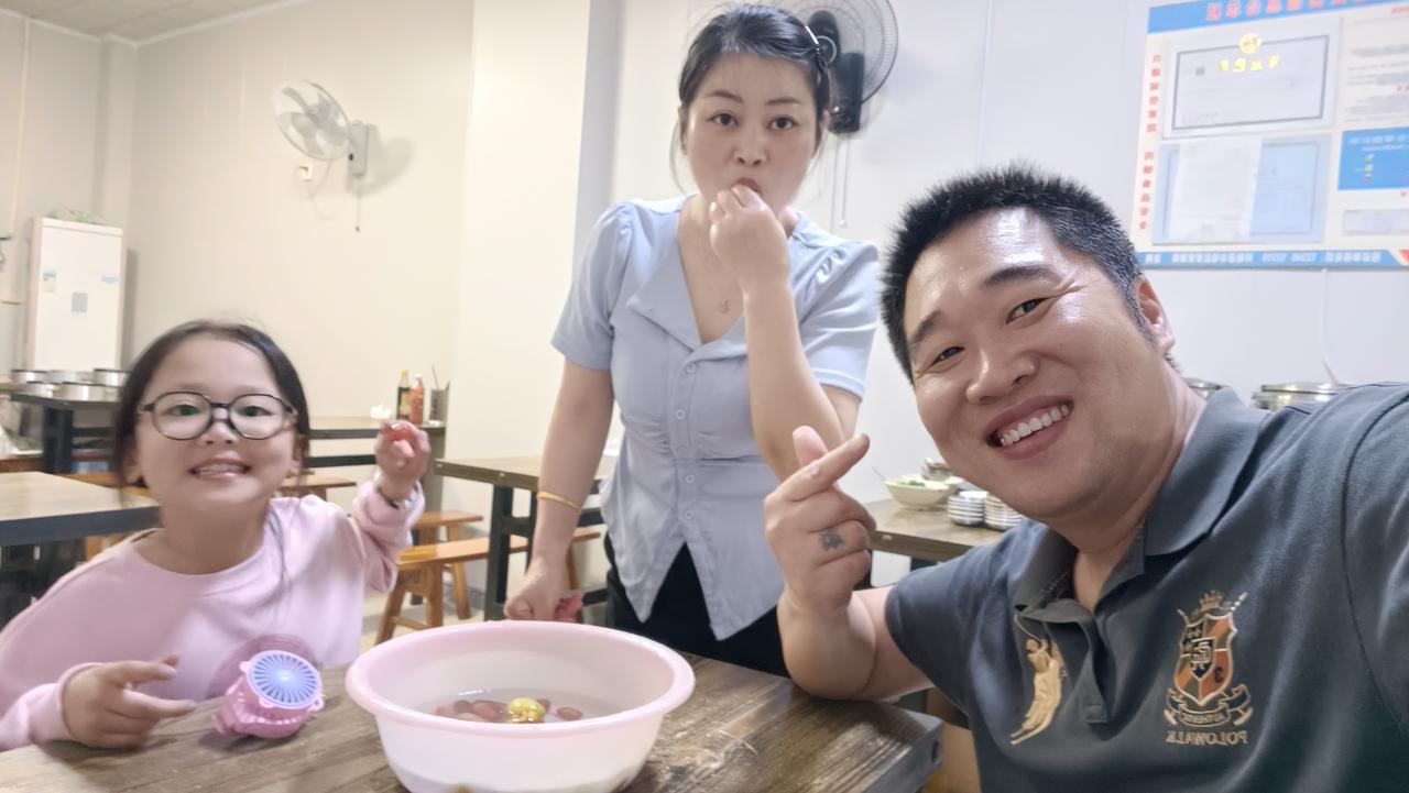 换一个门头招牌，重新取个店名，能让生意好起来吗？
今天是星期六，晚上我和梅子带着