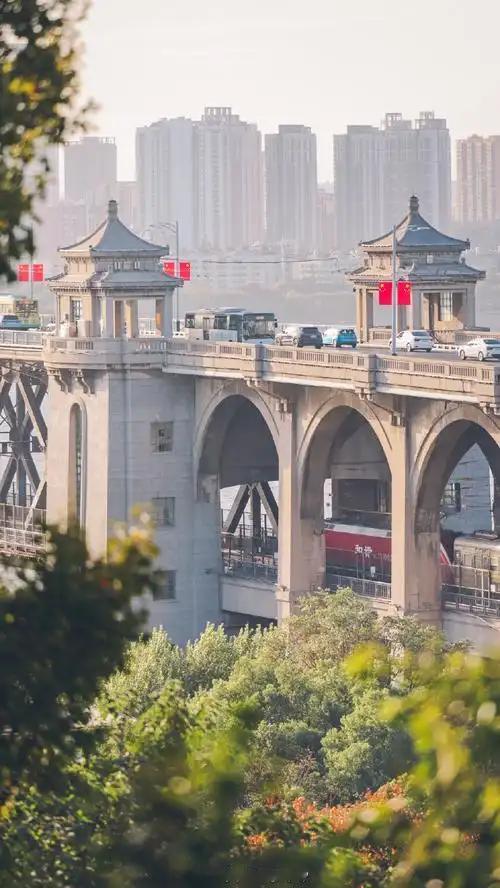 武汉的人才、智力和科技优势相当突出。它是全国三大智力密集区之一，各类人才总量超2