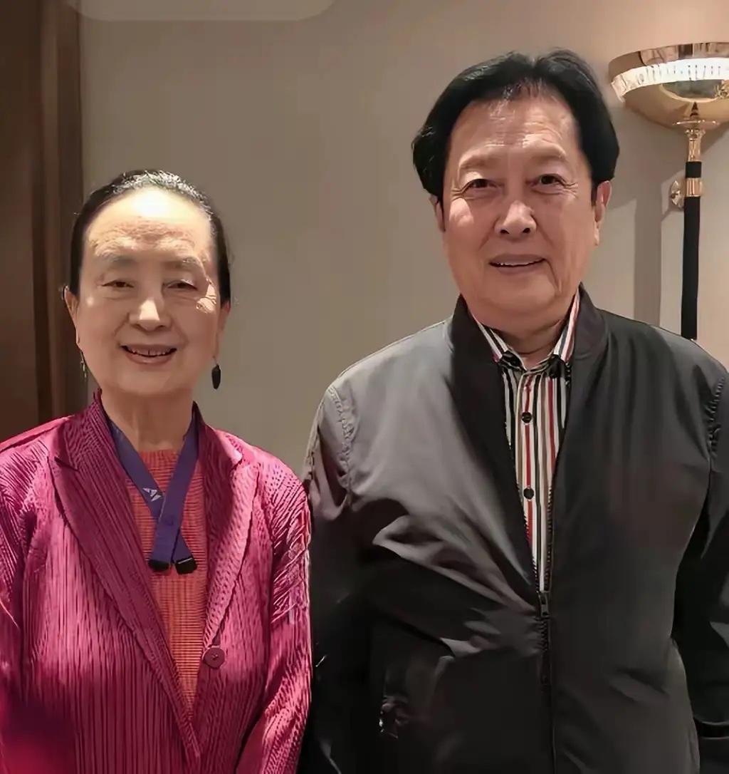 昔日荧幕金童玉女再同框，唐国强张金玲从容老去，气质不减当年