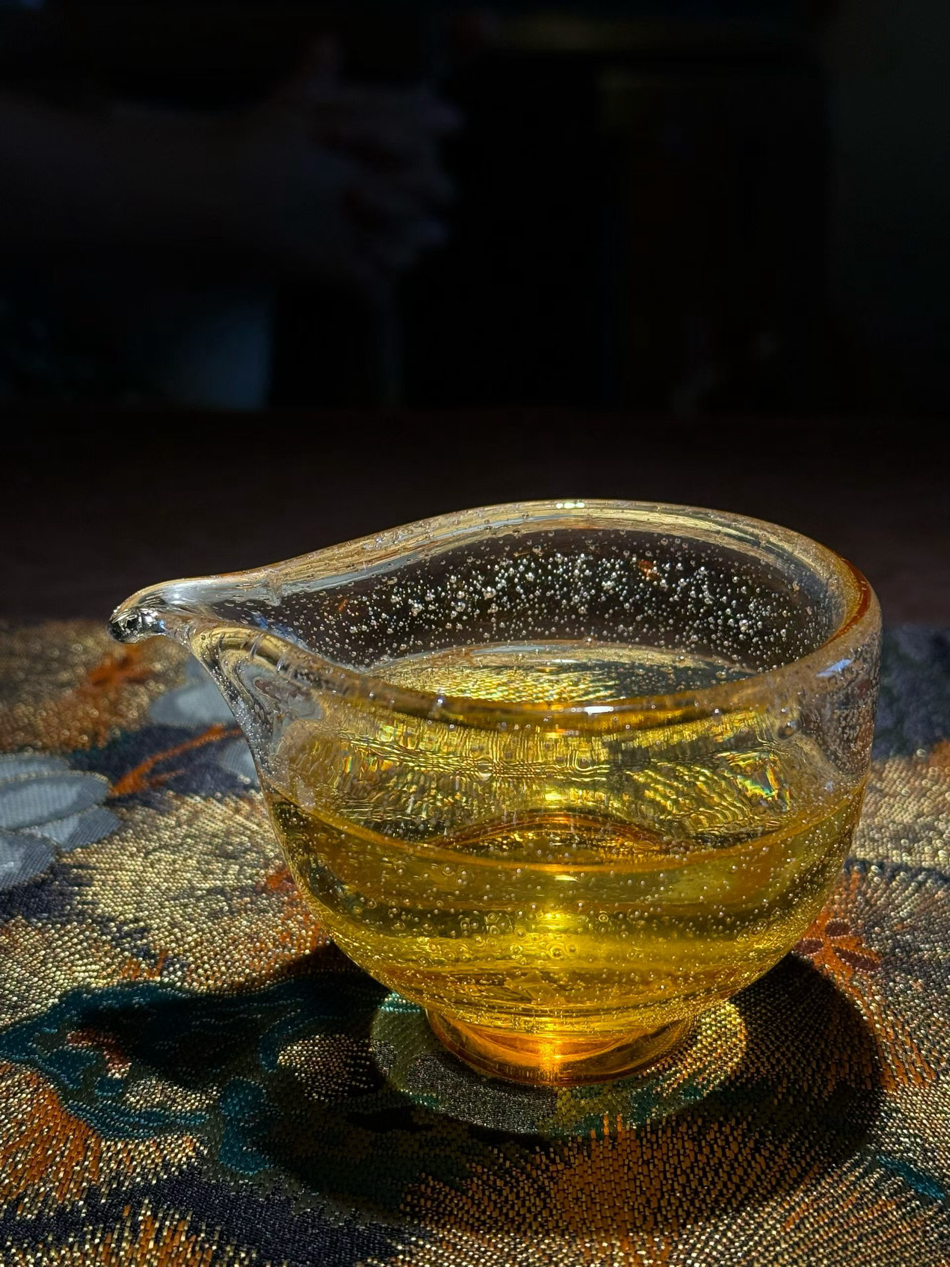 茶道  一个人的茶，重点不在喝，而为享，享受眼前的这盏茶的香、醇、味、韵，享受此