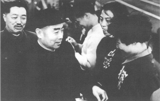 周恩来与贺龙一起接见运动员: