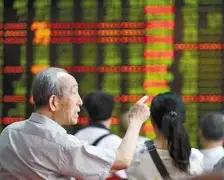 中金黄金一个广东散户找亲戚凑了92万，在31.50元全仓杀进去。当天收盘就跌了将