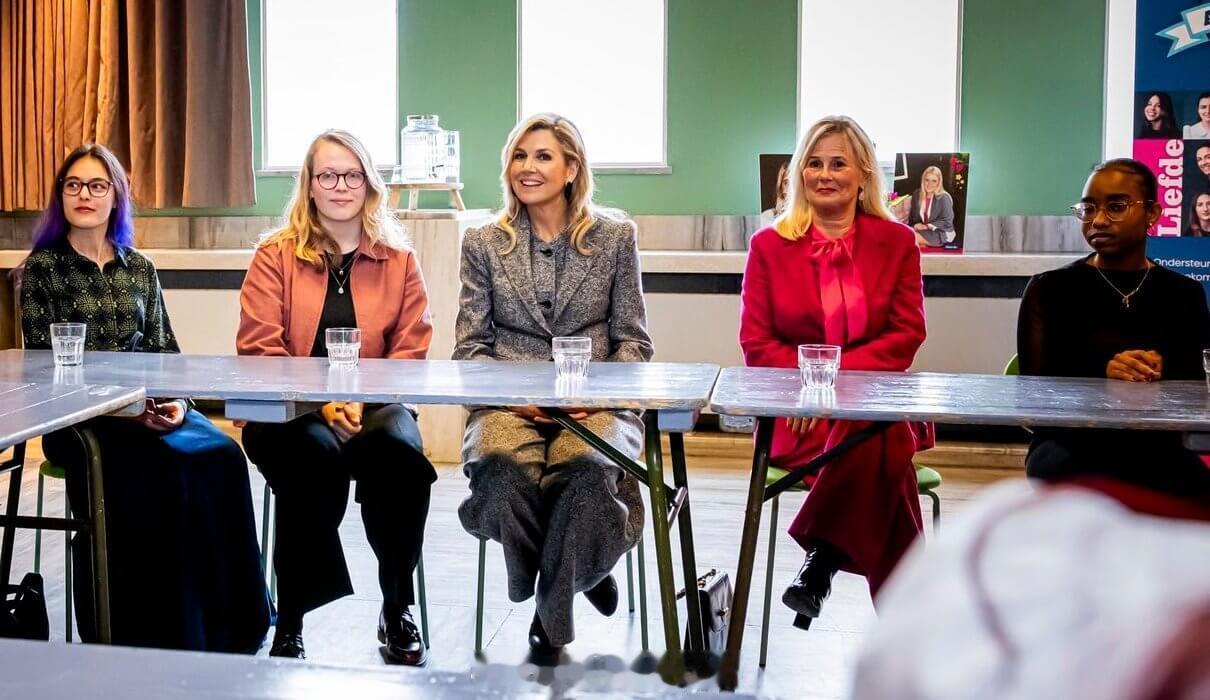 3.11 荷兰玛克西玛王后探访慈善基金会，裤装来自maxmara 