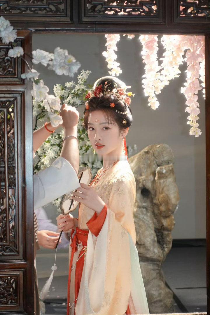 邓恩熙 恰逢春邂逅春日美好，沉醉精彩演绎。邓恩熙把剧中人物的心境变化演绎得丝丝入