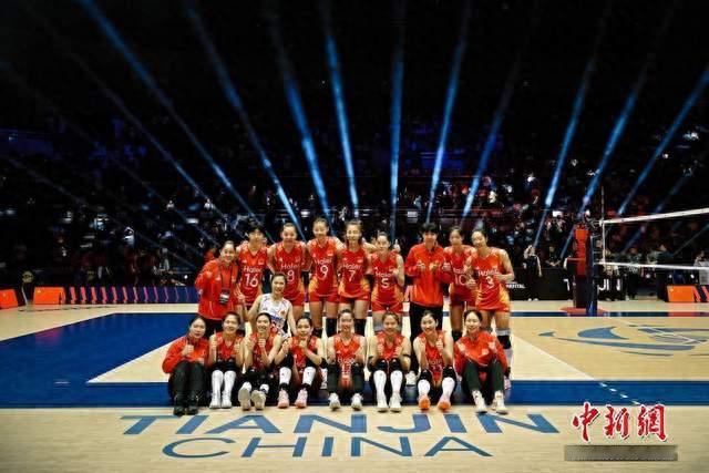 3-0险过关！中国女排两连胜提前晋级，赢球背后暴露真实现状