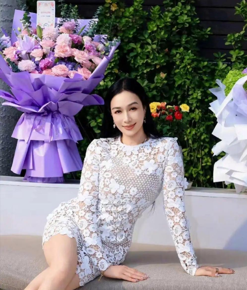 刚刚从网上看到钟丽缇二女儿张思捷因升学登上热搜，网传她高考失利在家待业，她直播出