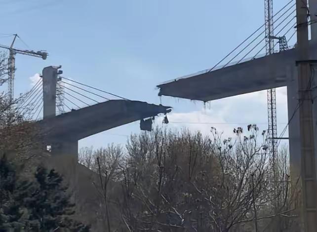 伊朗的报复要来了。

​不是炸美国的大桥，不是炸以色列的大桥，而是炸掉中东的所有