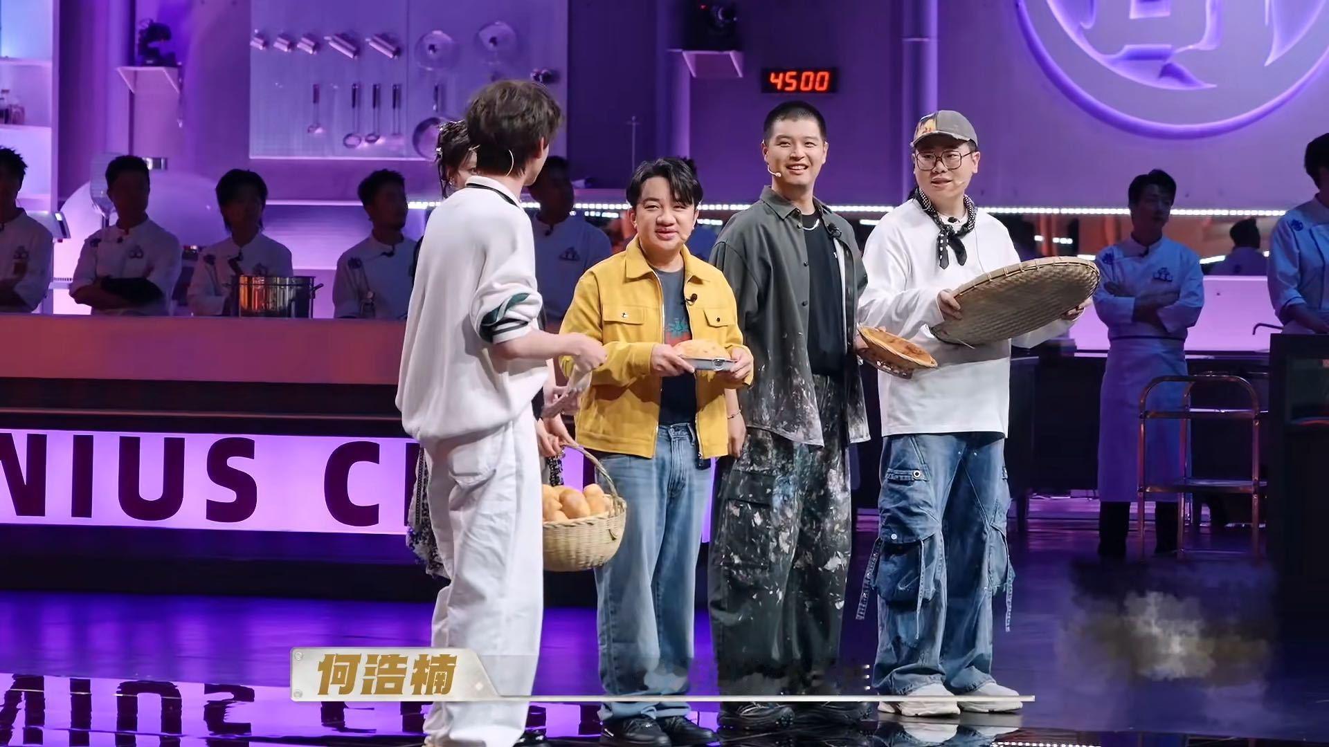 何浩楠上才艺受害者马頔 何浩楠现场扯面表演还要拉马頔来当搭档，马頔站旁边动都不敢