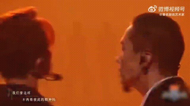 史上最混乱的MAMA舞台出现了没特意排整齐队形，这么多人一起跳反而很热闹，一代人
