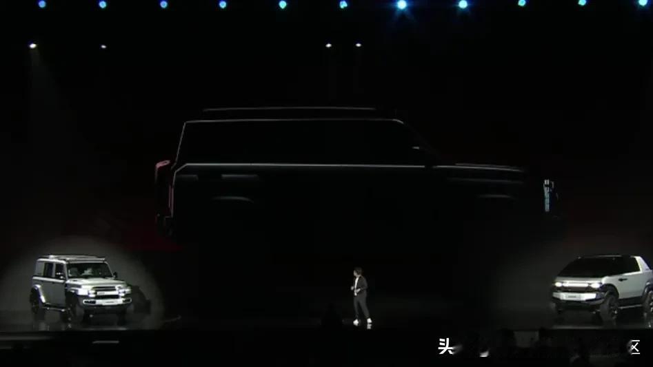 iCAR品牌之夜最后还预告了又一款新车，依旧是方盒子，还没有命名代号，只有一个轮