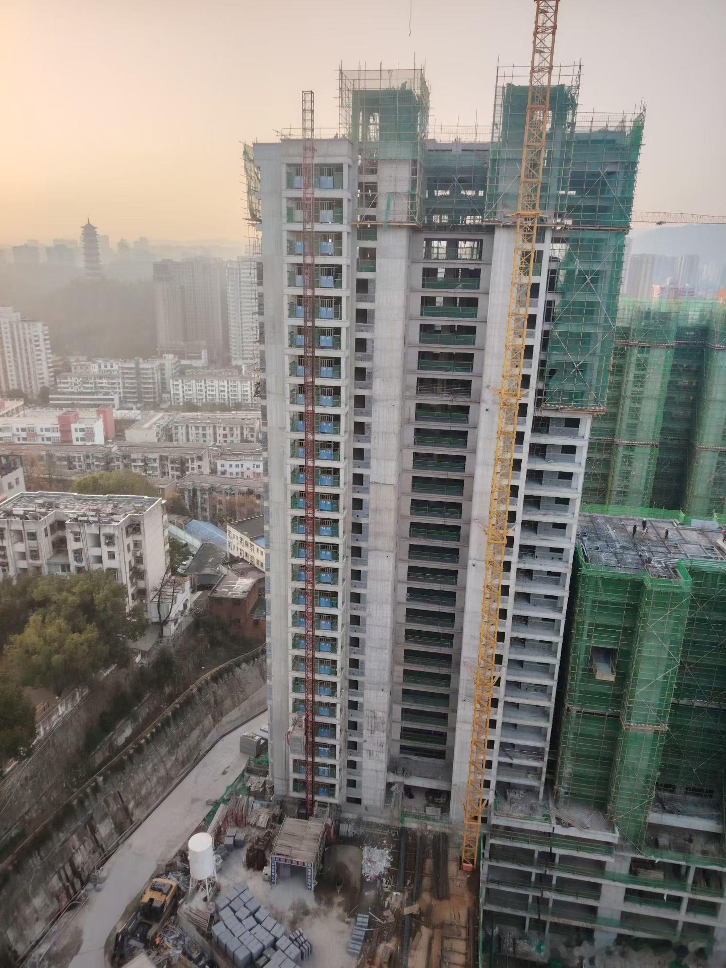 我家窗前起高楼，正面望去堵心头，向左转身三十度，地标公园塔解愁。2025年12月