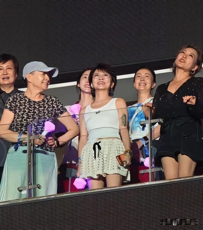 那英演唱会名场面！
宋丹丹被冷落不意外，全场隐形的毛阿敏才最尴尬😅
 
最近那