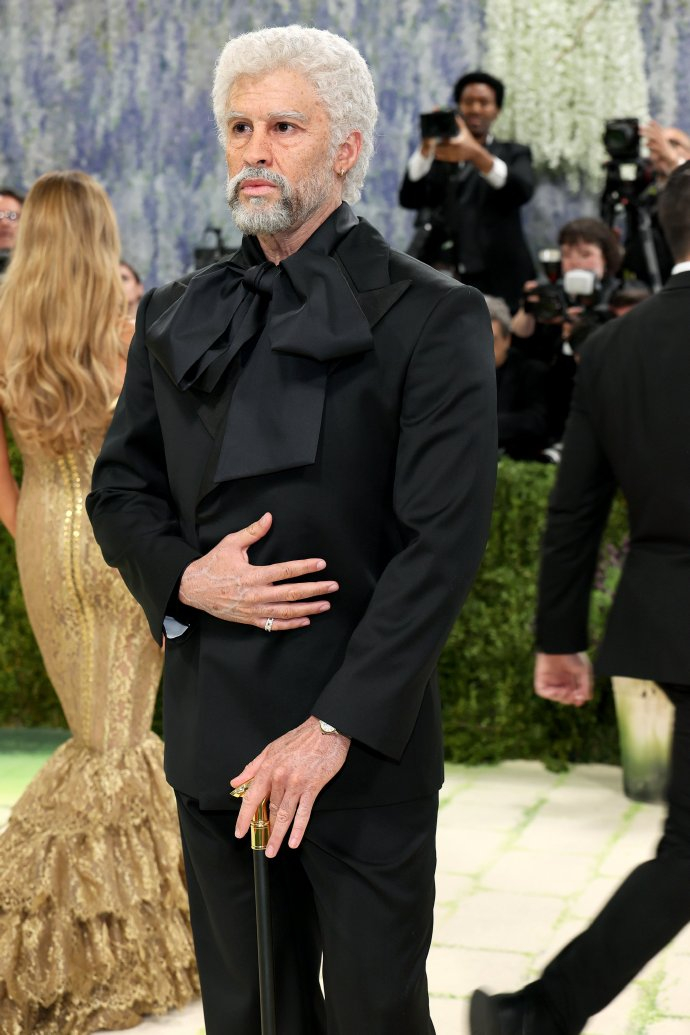 BadBunny老年妆走metgala 先锋 