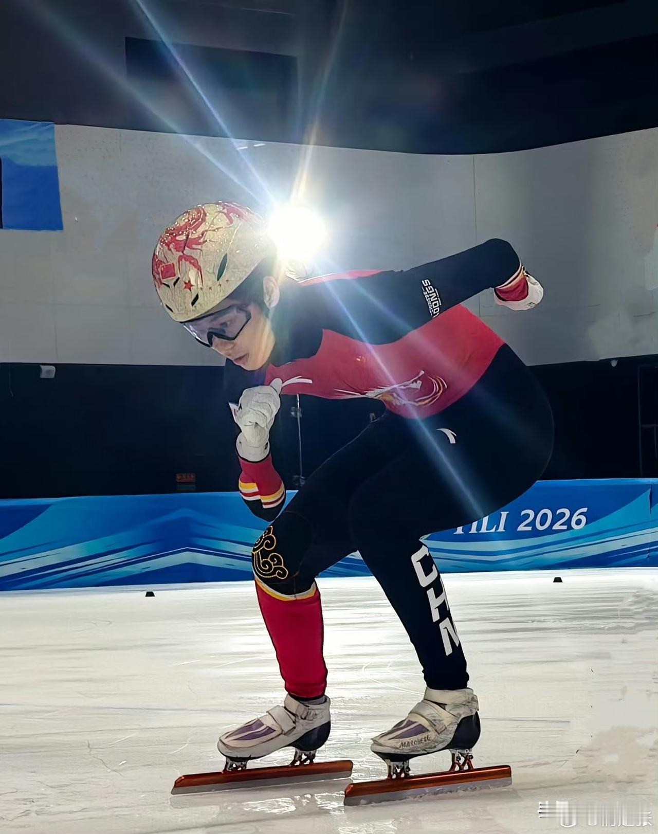 张楚桐第三组出发，结果这一组三次出发都在第一个弯道有运动员摔倒，结果张楚桐被判犯