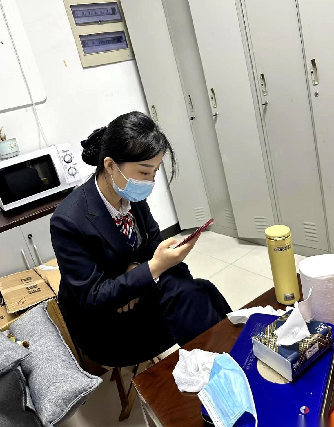 一份网传的上海股份制银行柜员薪资单在圈子里传开了。同样是坐在防弹玻璃后面敲键盘，