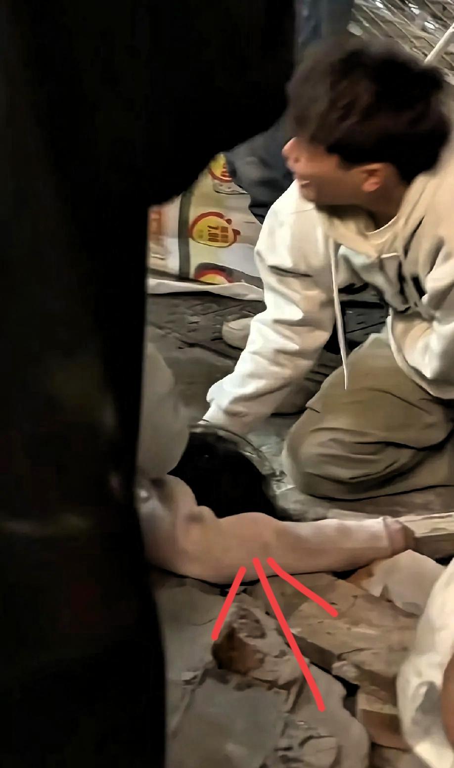 长沙网红街塌的哪是墙，是年轻人的未来和人心
 
长沙潮宗街那声巨响，砸碎的可不止