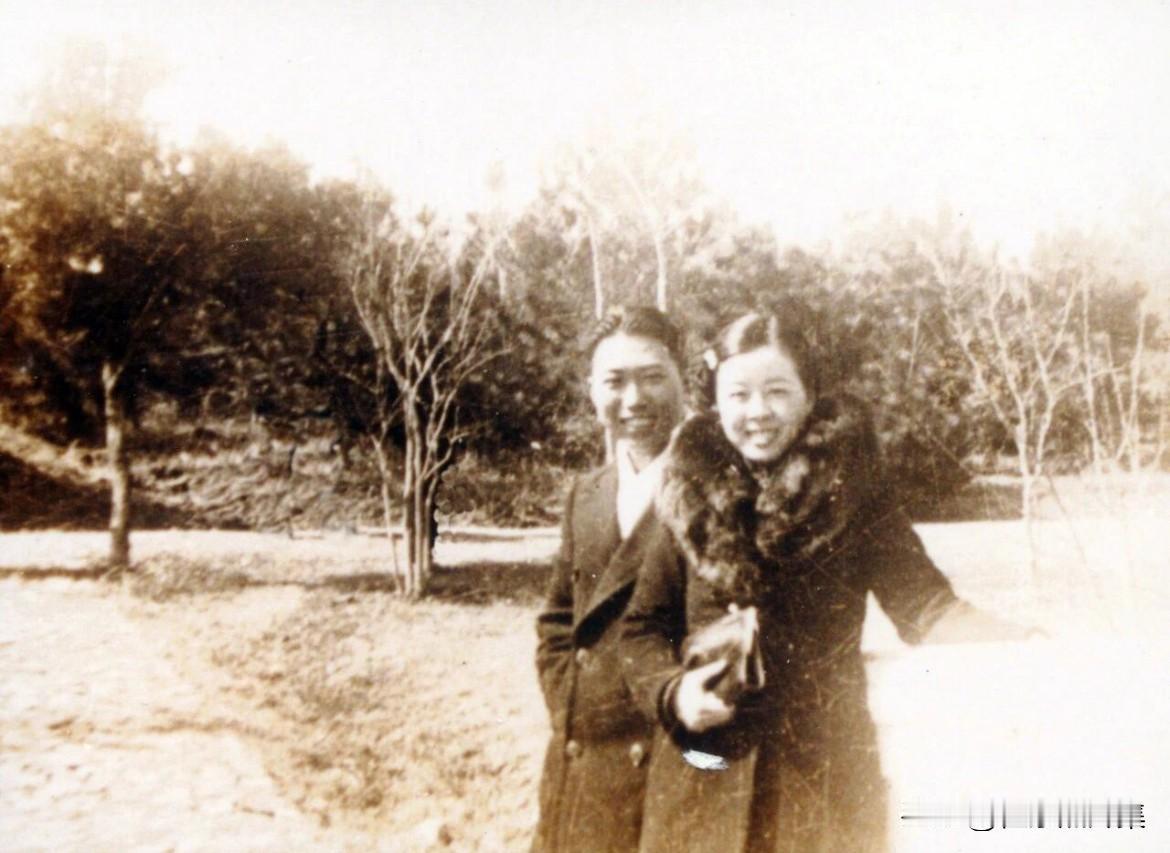 1936年春，程千帆与沈祖棻在玄武湖游玩的老照片。当时程千帆23岁，沈祖棻24岁